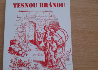 1-kniha-tesnou-bránou-2003