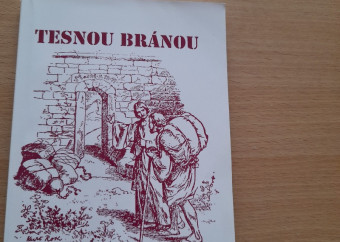 1-kniha-tesnou-bránou-2005