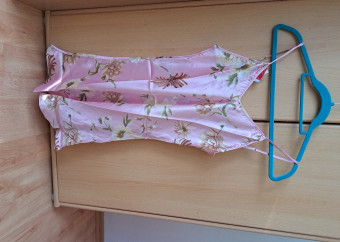 1-nočná-košieľka-ružová-kvety-ramienka-satén