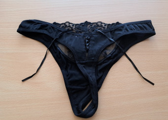 2-nohavičky-tanga-čierna-šnurovanie