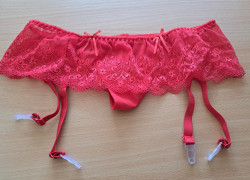 Podväzkový pás a tangá.