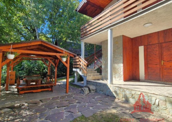 3-duchonka-chata-predaj-pohlad-na-terasu