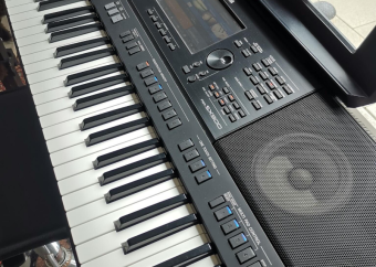 New Yamaha PSR-SX900 61-Key Arranger closer face