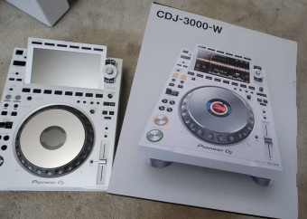 Pioneer CDJ-3000 white edition