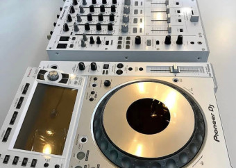 2x-pioneer-cdj-2000-nxs2W-DJM-900NSX2-W display