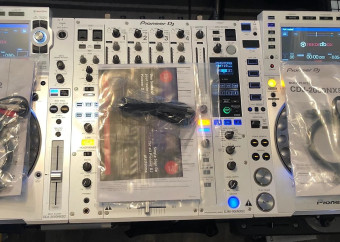2x Pioneer CDJ-2000NXS2-W & 1x DJM-900NXS2-W