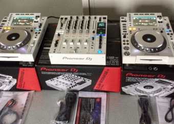 2x Pioneer CDJ-2000NXS2-W & 1x DJM-900NXS2-W white edition